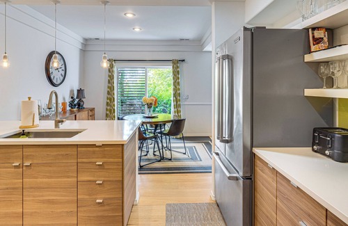 The Wedge House | Modern Home Close to Dtwn Woodinville w/Yard