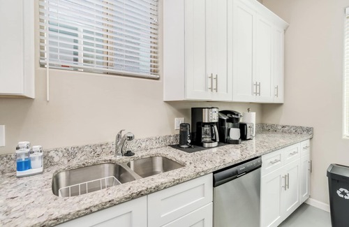 Limberlost House | Modern home, great central location, quiet neighborhood, walk to the Mall!