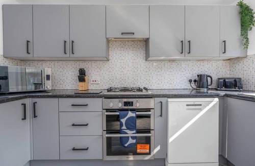 Livingston House | Modern Home Near To Airport | Free Parking & WIFI