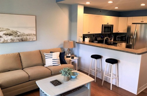 Bermuda Bay House | Modern home. Short stays. Amazing pool 🏊‍♀️ Centrally located to shopping & beach!