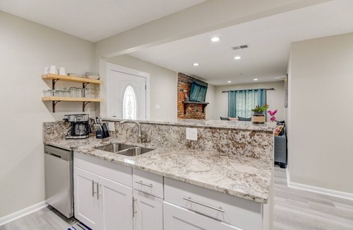 Hattiesburg House | Modern home with 5 bedrooms 2.5 bathroom and 2 full kitchens.