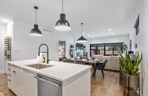 Niagara Falls House | Modern home with Hot-tub, Centrally located in Niagara Falls