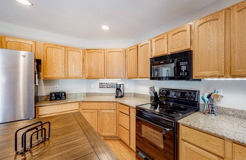 Three Rivers House | Modern home with washer/dryer, central AC, fireplace & deck