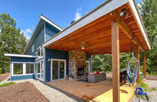 Ellijay House | Modern home, year-round mountain view, 30acres, hot tub, orchards & wineries