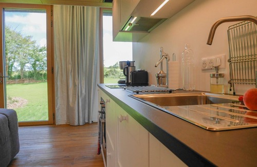 Bangor House | Modern House 800m from Herlin Beach with Garden, WiFi, and Breakfast Included