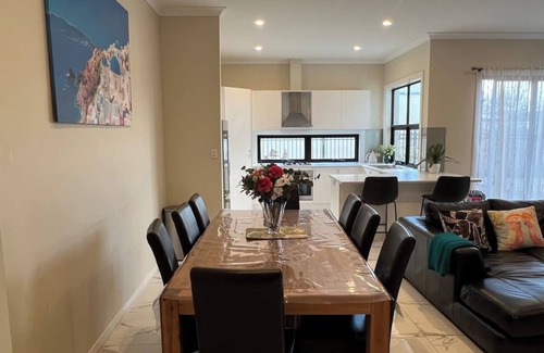 Seaton House | Modern house between Airport and Sea