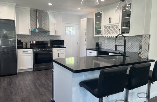 Lake Balboa House | Modern house in Lake Balboa Los Angeles/LA pet friendly w/jacuzzi hot tub spa