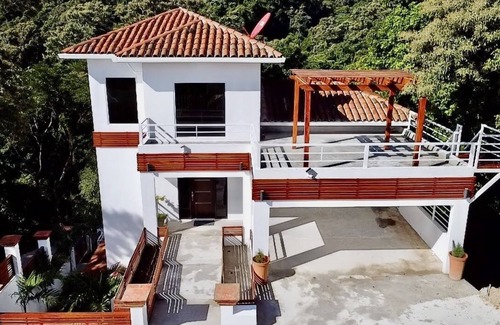 Roatan Apartment | Modern house W/3 BR, ocean view pool, fam getaway!