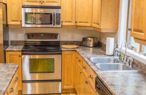 Jay House | Modern, Ideal Location, Family Friendly!