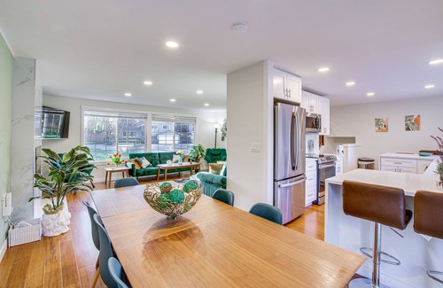 Kingsgate House | Modern Kirkland Home w/Sauna & Outdoor Fireplace