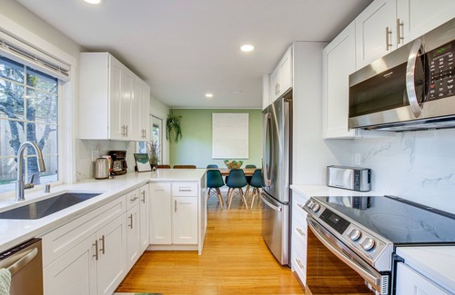 Kingsgate House | Modern Kirkland Home w/Sauna & Outdoor Fireplace