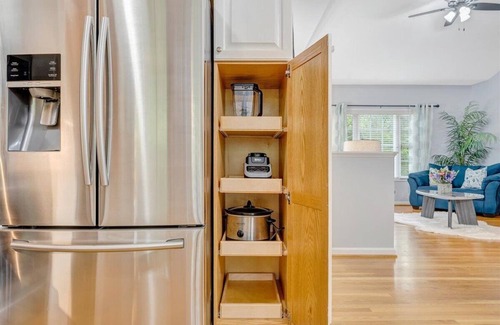 Huddleston House | Modern Lake Access Retreat. Hot Tub & Pet Friendly!