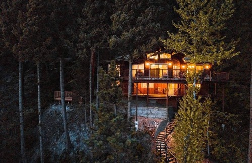 Whitefish House | Modern Lake House w/Hot Tub and Dock