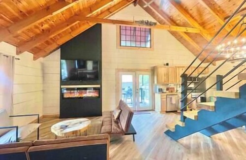 Sevierville House | Modern lake side nest HOTUB Fenced YARD king beds