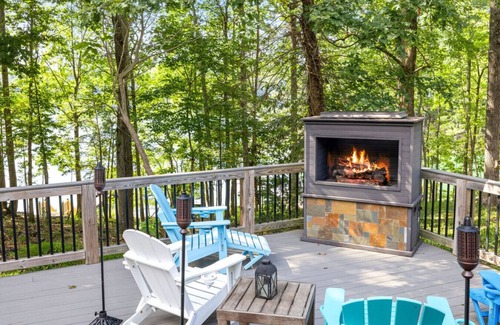 Buford House | Modern Lakefront Golden Views & Fall Feels