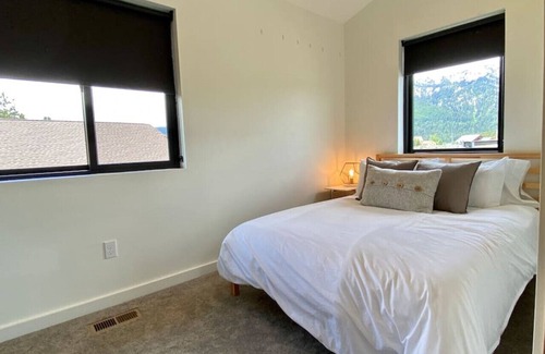 Tamarack Resort Cabin | Modern Lakeside Donnelly Cabin with Hot Tub