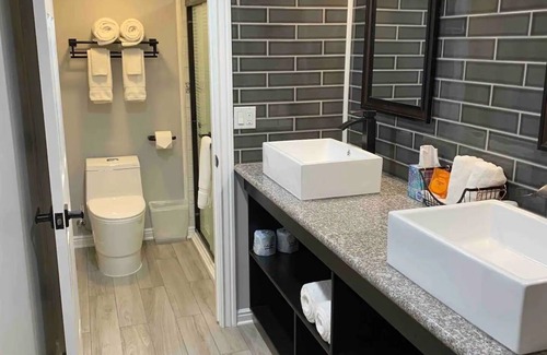 Eureka Apartment | Modern Loft @ historic Colonnade Hotel