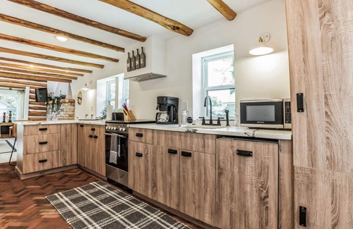 Del Haven House | Modern Log Cabin at the beach with Hot Tub, Game Room and Fire Pit