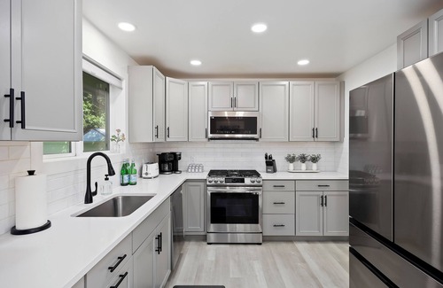 Burley House | Modern Luxe A 2BR Retreat by Modern Space Properties