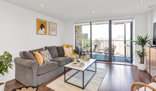 South Bermondsey Apartment | MODERN LUXE APT just 10 MINS from TOWER BRIDGE! EASY ACCESS TO TUBE AND BUS