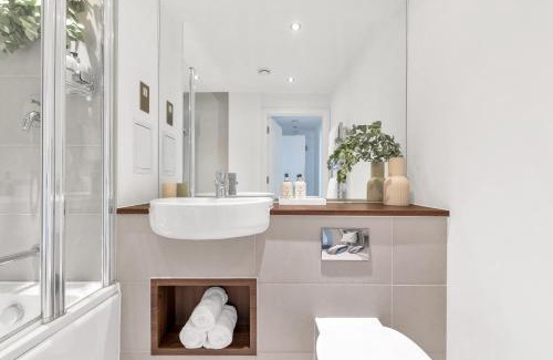 South Bermondsey Apartment | MODERN LUXE APT just 10 MINS from TOWER BRIDGE! EASY ACCESS TO TUBE AND BUS