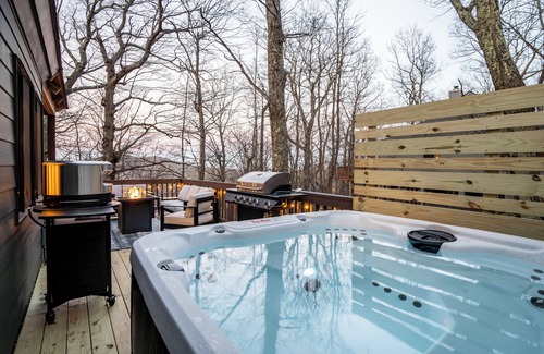 Treeloft House | Modern Luxe Treetop Retreat-Hot Tub, Gas Fire Pit, Steps to Ski! Guest Favorite!