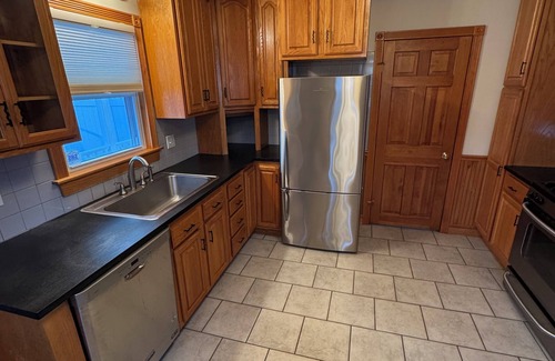 Northampton Apartment | Modern Luxurious Downtown Apartment with Full Kitchen & 4 Full Bath & Office.