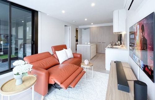 Glen Waverley Apartment | Modern Luxury 2B2B Sky Garden SmartTV
