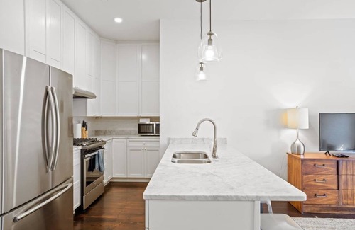 Central Business District Hotel | Modern Luxury in NOLA: 4BR, 4BA Downtown Suite - Close to Harrah's & French Quarter