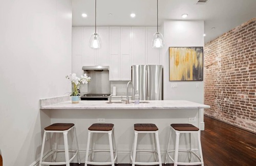 Central Business District Hotel | Modern Luxury in NOLA: 4BR, 4BA Downtown Suite - Close to Harrah's & French Quarter