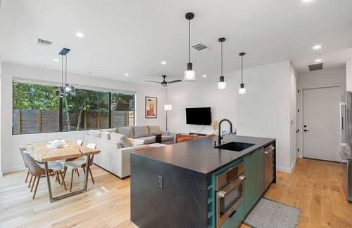 Govalle House | Modern Luxury in the Heart of Austin – 3BR/2.5BA with Huge Balcony