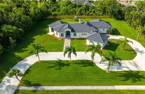 Hunt Club House | Modern Luxury Poolside Estate