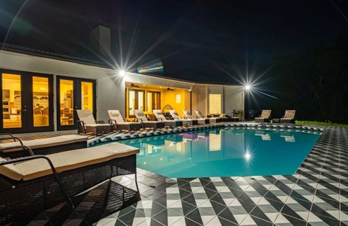 Hunt Club House | Modern Luxury Poolside Estate