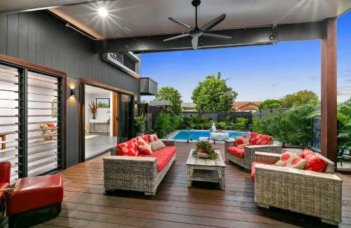 Minyama House | Modern Luxury Pool Oasis