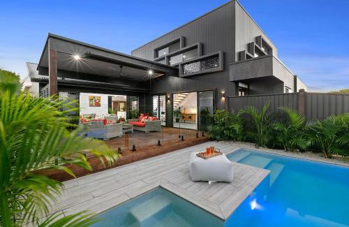 Minyama House | Modern Luxury Pool Oasis