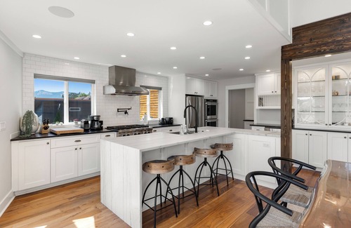 White Salmon House | Modern Luxury. Private Hot Tub & views of Mt Hood!