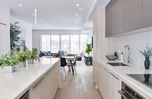 Gravenhurst House | Modern Luxury Resort Villa on Muskoka Bay Golf Course - 5 min from Lake Muskoka!