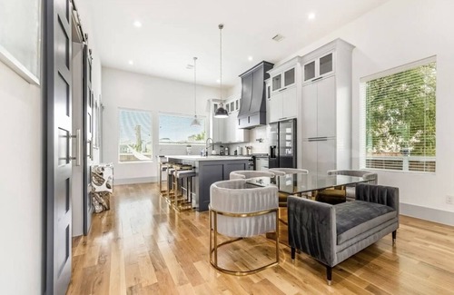 South Central Houston House | Modern/Luxury/Rooftop Deck/Downtown/Heated Pool/5BDRM