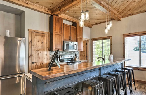 Ashton Apartment | Modern Main Street Apt - Near Outdoor Recreation!