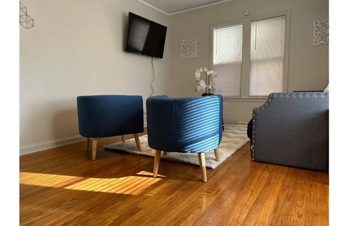 Downtown Omaha Apartment | Modern Midtown Apartment, 3BR, Sleeps 8