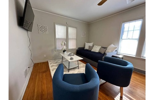 Downtown Omaha Apartment | Modern Midtown Apartment, 3BR, Sleeps 8