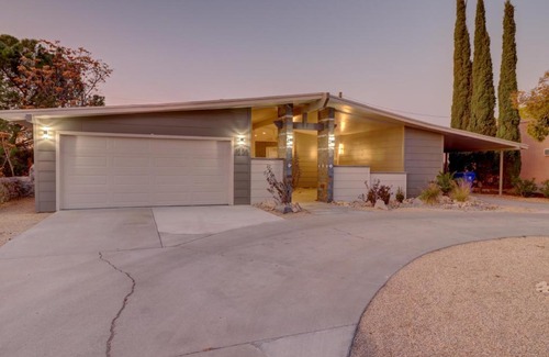 Mesilla Park House | Modern Mini Golf Oasis