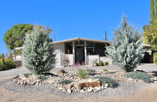 Mesilla Park House | Modern Mini Golf Oasis