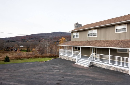 Hensonville House | Modern Mountain House 5Bd/3Ba, HotTub, 4 Season Room, 5 min from Windham Mtn
