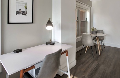 Hanover Place Apartment | Modern MW Studio with Gym by Zencity