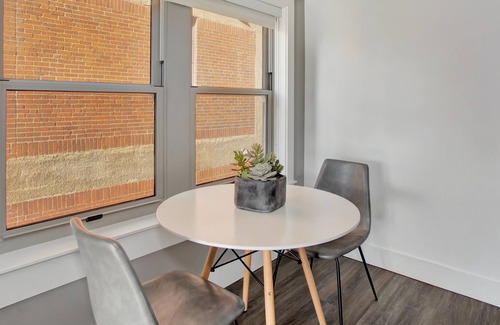 Hanover Place Apartment | Modern MW Studio with Gym by Zencity