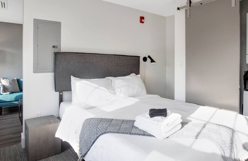 Hanover Place Apartment | Modern MW Studio with Gym by Zencity