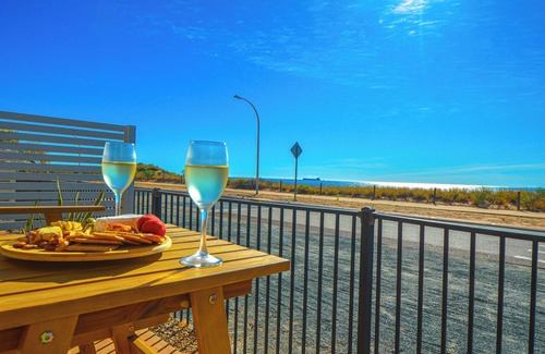Port Hedland Apartment | Modern Oceanfront Executive Suite with Workspace & Hi Speed Wifi