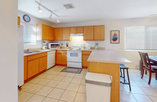 Tucson House | Modern one-level home with enclosed yard, central AC, and washer/dryer
