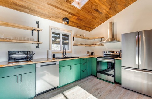 Tierra Del Mar House | Modern Oregon Cottage w/Hot Tub: Walk to Beach!